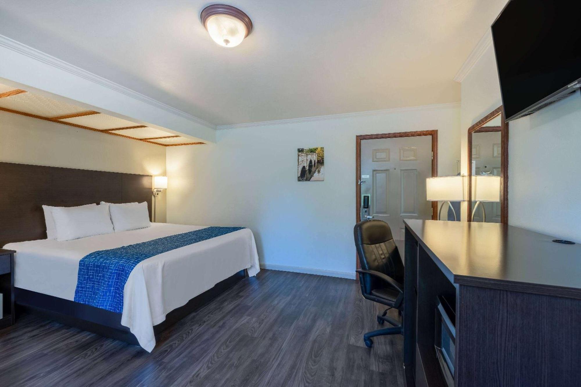 Travelodge By Wyndham Ливингстон Экстерьер фото