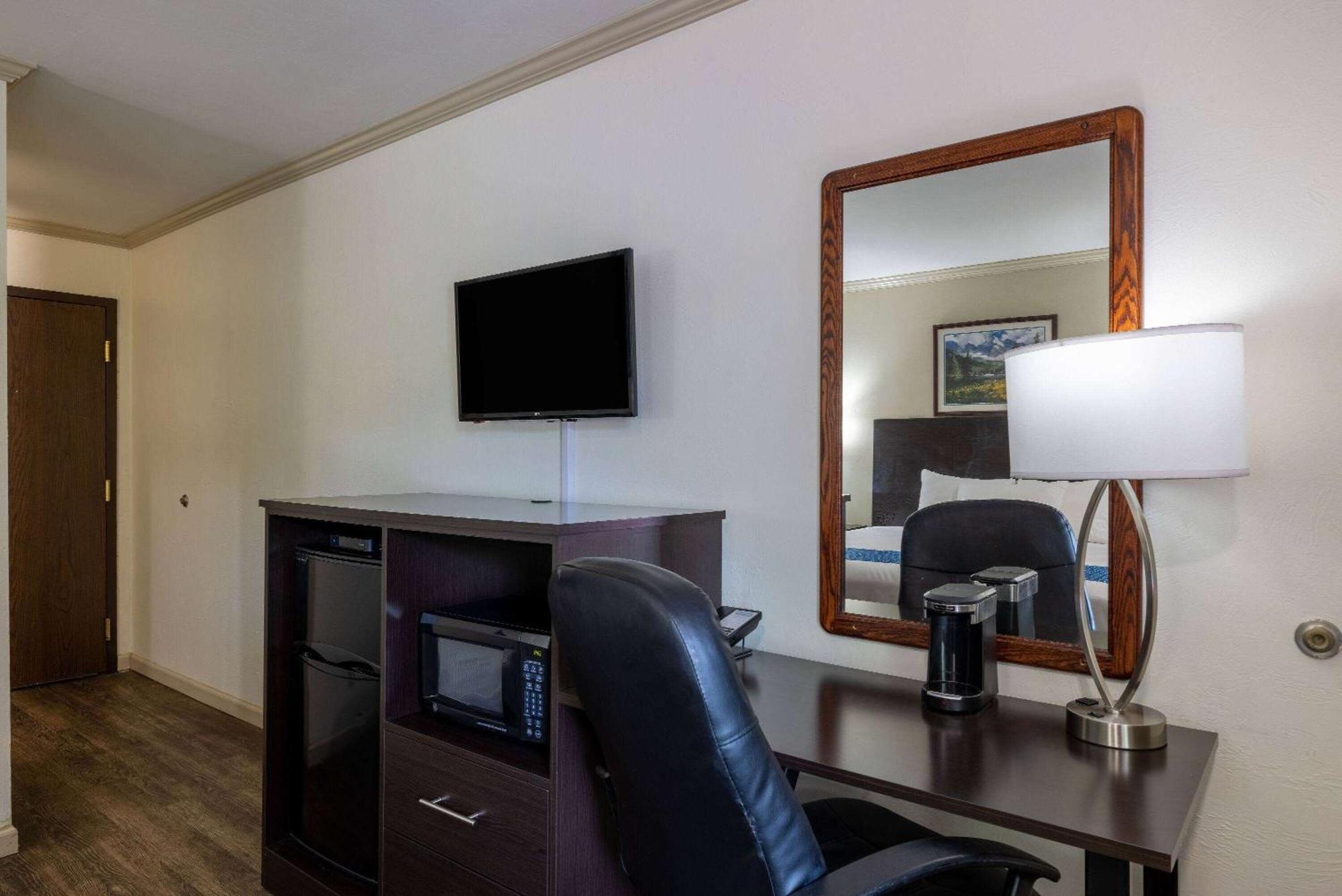 Travelodge By Wyndham Ливингстон Экстерьер фото
